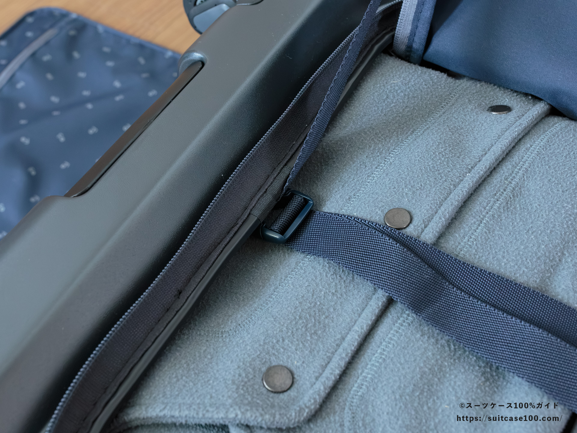 フリクエンター LIEVE コンテナ型(1-731) レビュー 荷物を入れて使った後 Xバンドのバックルが落ち込んでしまっている
