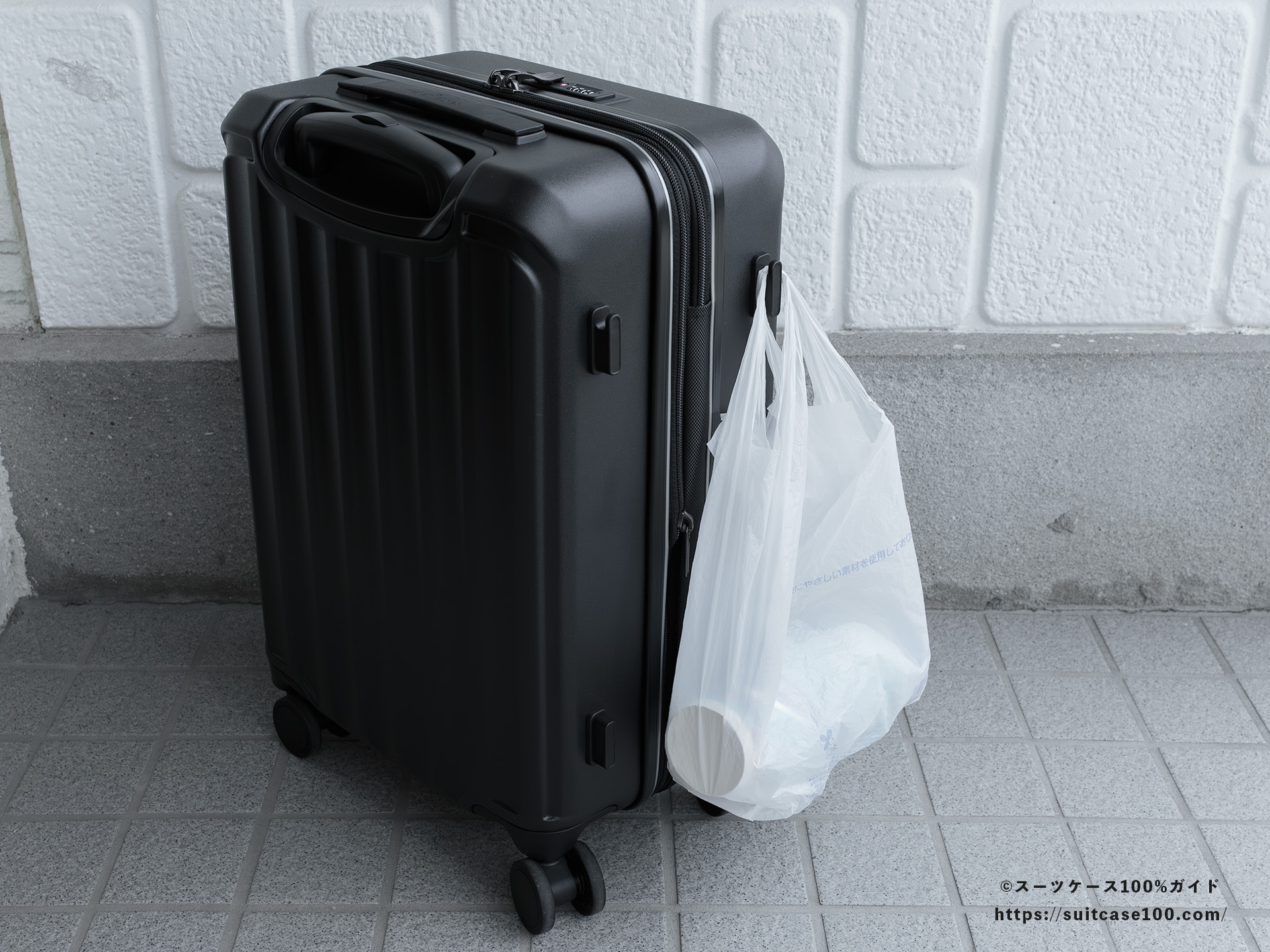 トランジットラウンジ ラグーン 荷物をかけるフックレビュー Sサイズのレジ袋をかけた図