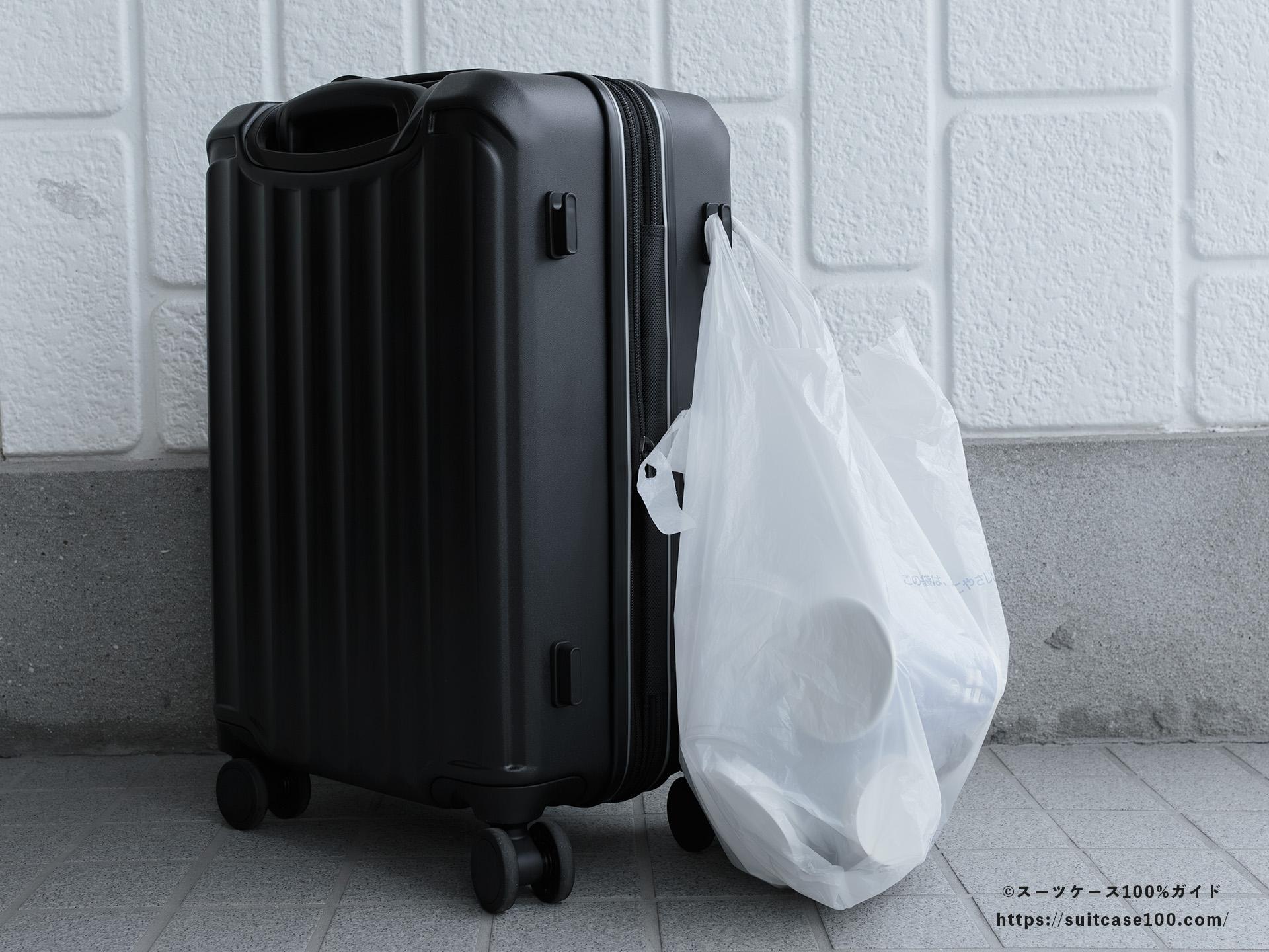 トランジットラウンジ ラグーン 荷物をかけるフックレビュー Mサイズのレジ袋をかけた図